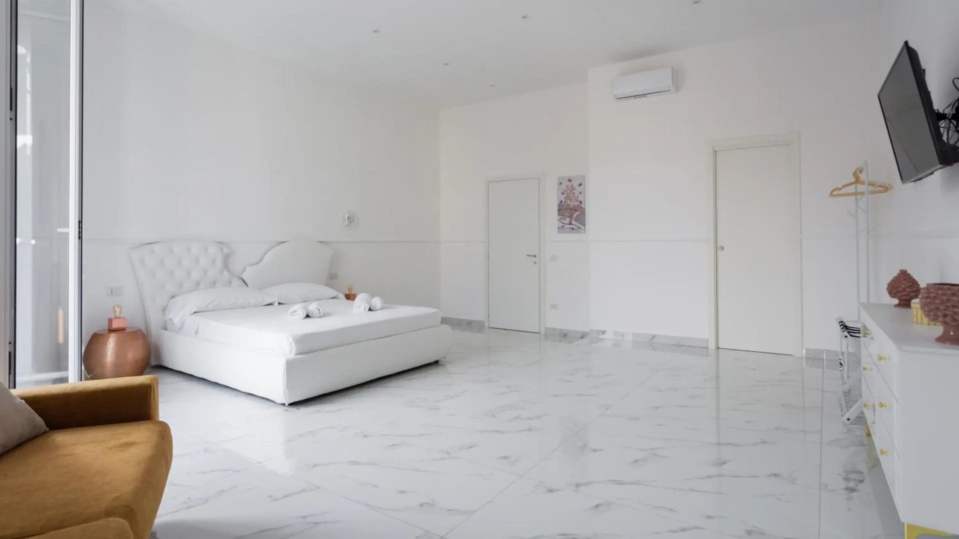 Golden Suites By Dimorra Naples 0*,  Italy